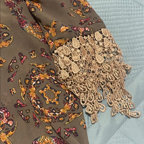 BKE Multicolor Paisley kimono with Lace Cuffs - Picture 3 of 5